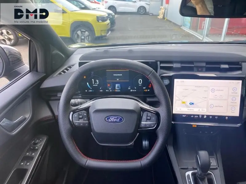 Vue intérieure centrée sur le volant multifonction et l'écran tactile du Ford Puma noir Agate Métallisée, 2026.