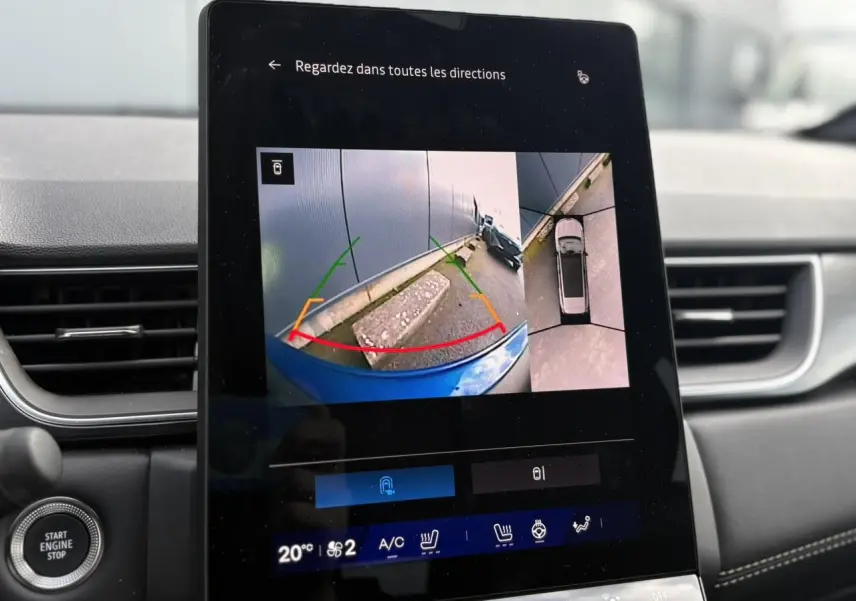 Écran central de la Renault SYMBIOZ bleu Iron montrant la caméra 360° et l’aide au stationnement arrière.