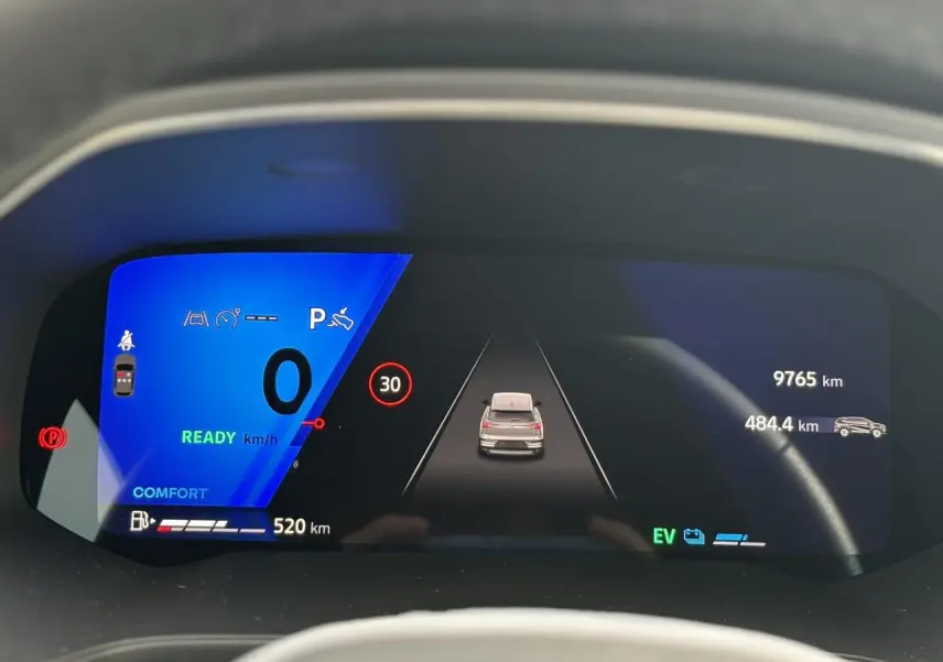 Tableau de bord numérique de Renault Symbioz 2025 affichant vitesse, autonomie et aides à la conduite en vue frontale.