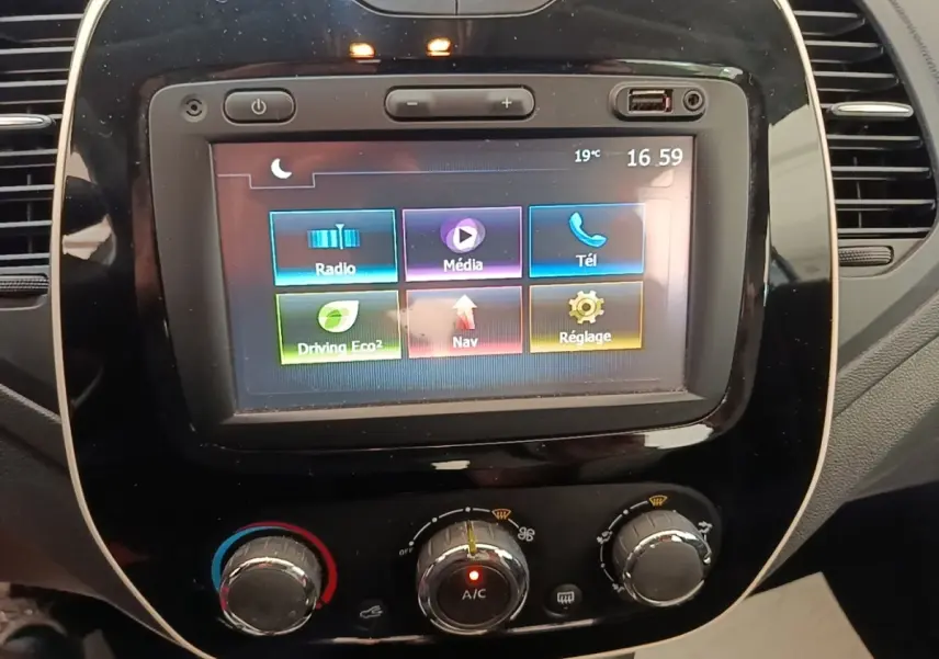 Vue rapprochée de l’écran tactile central et des commandes de climatisation du Renault Captur Zen TCe 90 2018.