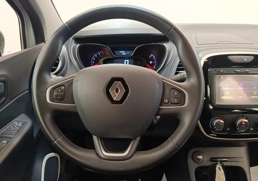 Vue centrée sur le volant noir et le tableau de bord numérique du Renault Captur Zen TCe 90 2018.