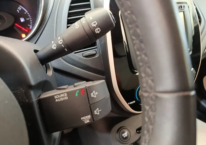 Gros plan intérieur sur la commande audio au volant et le commodo d’essuie-glaces du Renault Captur gris clair 2018.