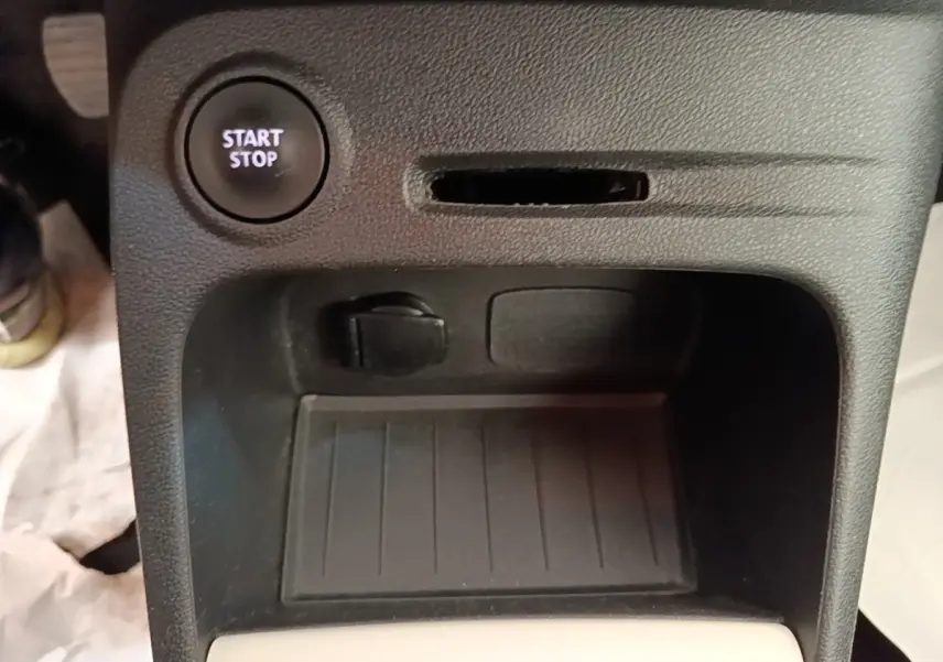 Gros plan sur la console centrale noire du Renault Captur 2018 avec bouton Start/Stop et prise 12V visible.