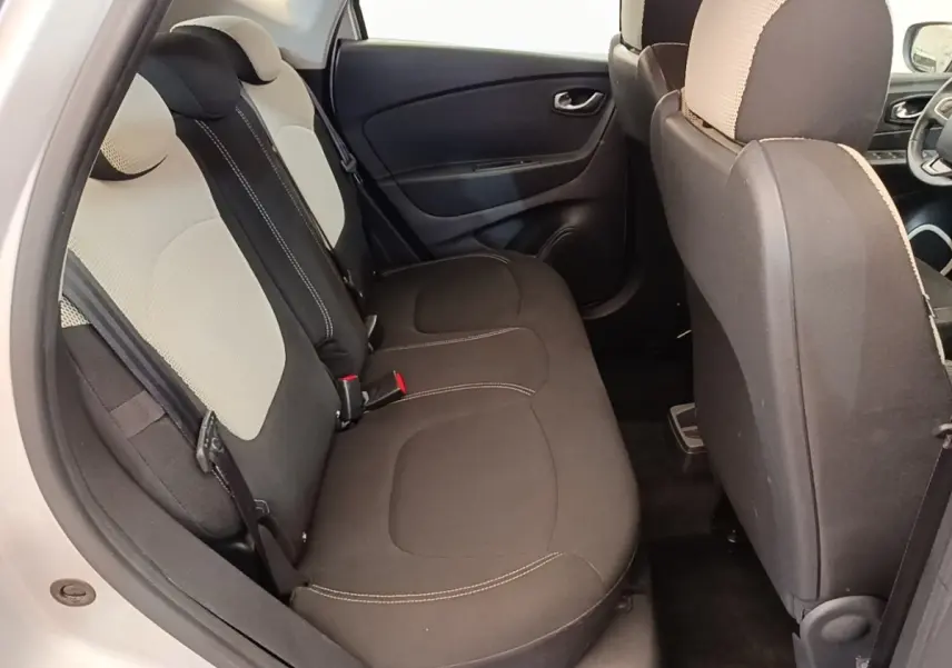 Vue intérieure côté gauche montrant la banquette arrière noire et grise du Renault Captur Zen TCe 90 de 2018.