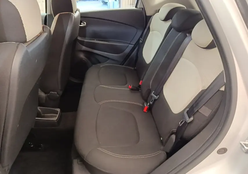 Vue intérieure côté droit montrant la banquette arrière bicolore noire et beige du Renault Captur gris clair 2018.