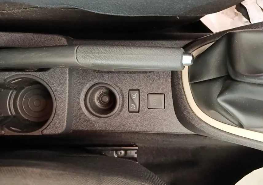 Vue rapprochée de la console centrale du Renault Captur 2018, montrant frein à main manuel et bouton Eco.