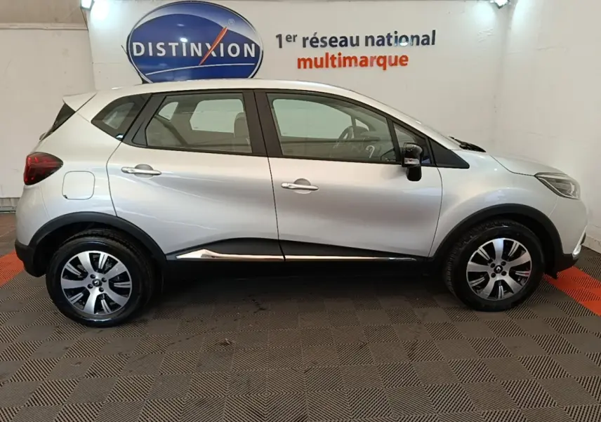 Profil droit d'un Renault Captur Zen TCe 90 gris clair 2018, avec jantes alliage et détails noirs sur les bas de caisse.