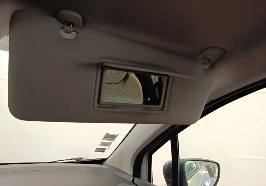 Intérieur du Renault Captur Zen TCe 90 2018, vue sur pare-soleil avec miroir et rétroviseur côté droit.