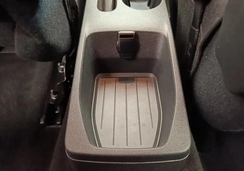 Gros plan sur le rangement central avant noir du Renault Captur 2018, avec prise 12V visible au fond.