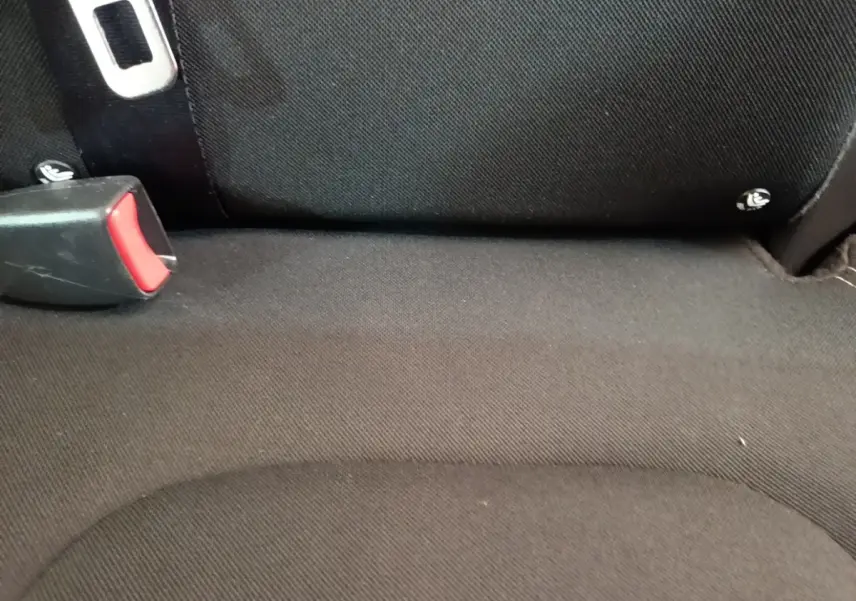Détail de la banquette arrière noire du Renault Captur Zen TCe 90 de 2018 avec fixation Isofix visible.