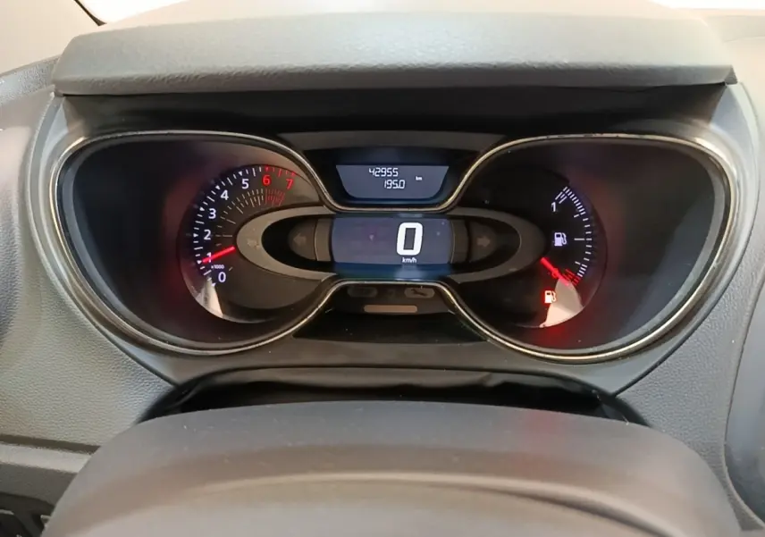 Vue rapprochée du tableau de bord numérique du Renault Captur gris clair 2018, affichant la vitesse à 0 km/h.