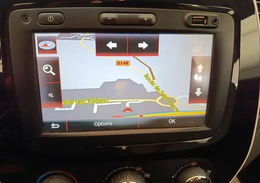 Écran tactile de navigation GPS affichant une carte, intégré dans le tableau de bord noir du Renault Captur gris clair.