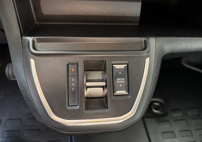 Gros plan sur la console centrale noire du Fiat Scudo Fourgon blanc, montrant la commande de boîte auto et le bouton Drive Mode.