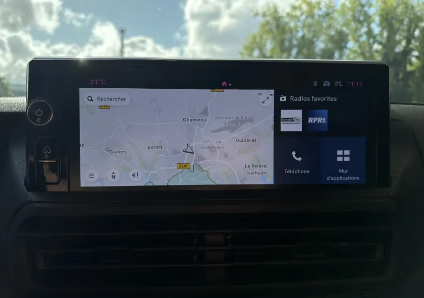 Écran tactile couleur HD de 10 pouces du tableau de bord du Fiat Scudo Fourgon XL 180 blanc, affichant la navigation GPS.