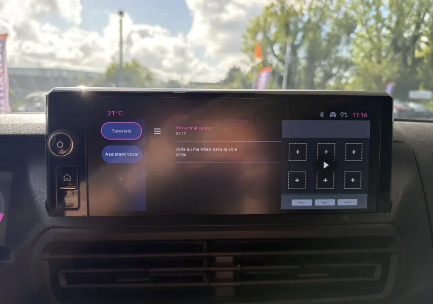 Écran tactile couleur HD de 10 pouces du tableau de bord du Fiat Scudo Fourgon XL 180 blanc, affichant les options de personnalisation.