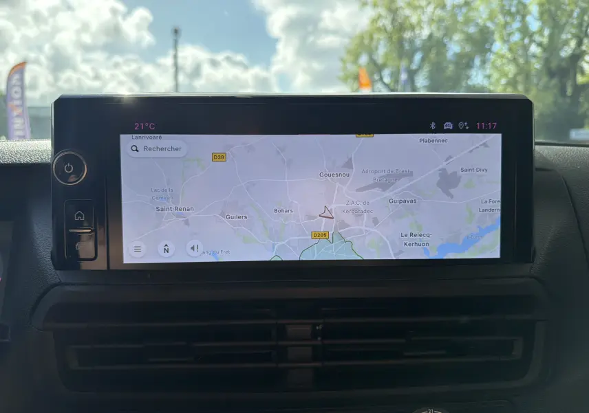 Écran tactile couleur 10 pouces du tableau de bord du Fiat Scudo Fourgon blanc, affichant une carte GPS en navigation.