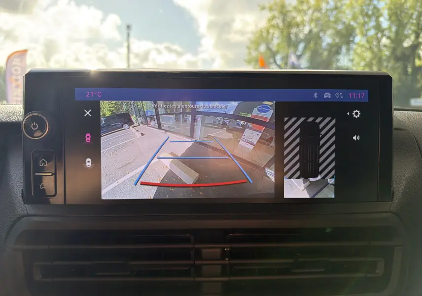 Écran tactile intérieur montrant la caméra de recul et l'affichage 360° du Fiat Scudo Fourgon blanc.