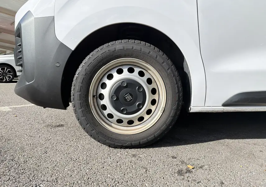 Gros plan sur la roue avant droite blanche du FIAT Scudo Fourgon XL 180 EAT8 avec jante tôle grise et logo Fiat central.
