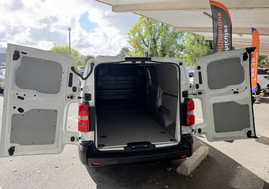 Vue arrière du FIAT Scudo Fourgon blanc 2025 avec portes ouvertes à 180 degrés montrant l’espace de chargement vide.