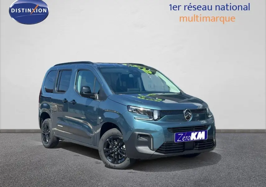 Vue 3/4 avant d'un Citroën Berlingo 2026 bleu Kiama avec jantes noires et barres de toit.