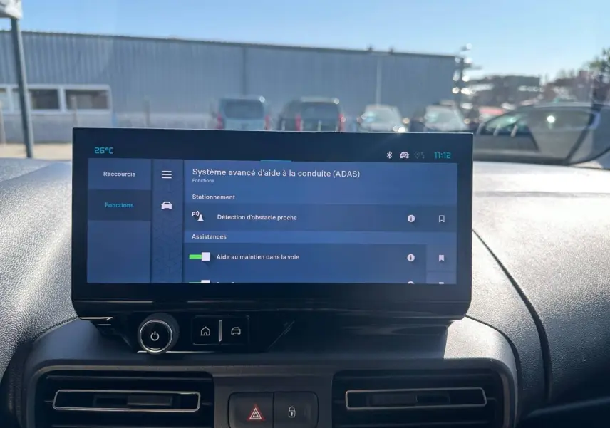 Écran tactile du système d'aide à la conduite dans l'habitacle du Citroën Berlingo M 1.5 BlueHDi 130ch, vue avant.
