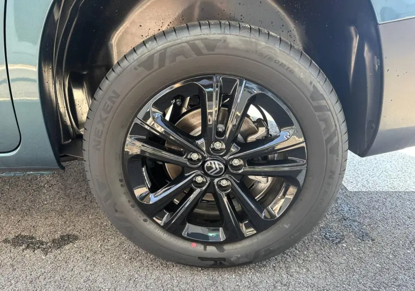 Gros plan sur la roue avant droite du Citroën Berlingo 2026 en Kiama Blue avec jante alliage noire brillante.