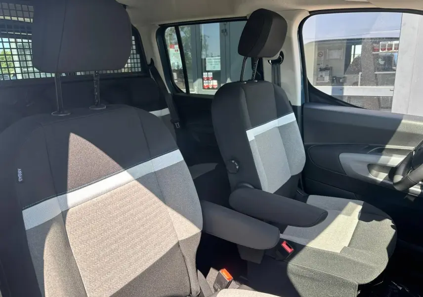 Intérieur de la Citroën Berlingo 2026 en Kiama Blue, vue côté droit sur les sièges avant gris avec accoudoirs.