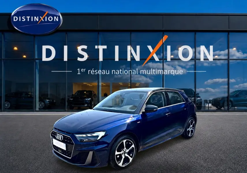 Audi A1 Sportback 30 TFSI S line 2026 bleu foncé/noir vue 3/4 avant avec jantes alliage et toit noir.
