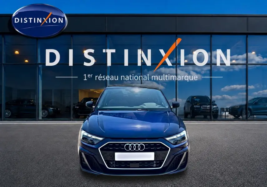 Vue avant d'une Audi A1 Sportback 30 TFSI S line bleu foncé avec calandre noire et logo Audi visible.