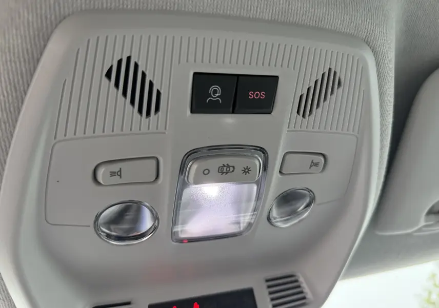 Vue en gros plan du plafonnier intérieur gris clair avec boutons d’éclairage et alerte SOS de la Citroën C3 hybride 2026.
