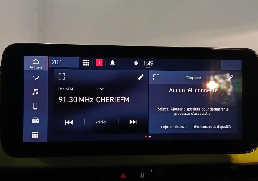 Écran tactile central de la Fiat 500 BEV 24kWh jaune, affichant radio FM et menu téléphone sans connexion.