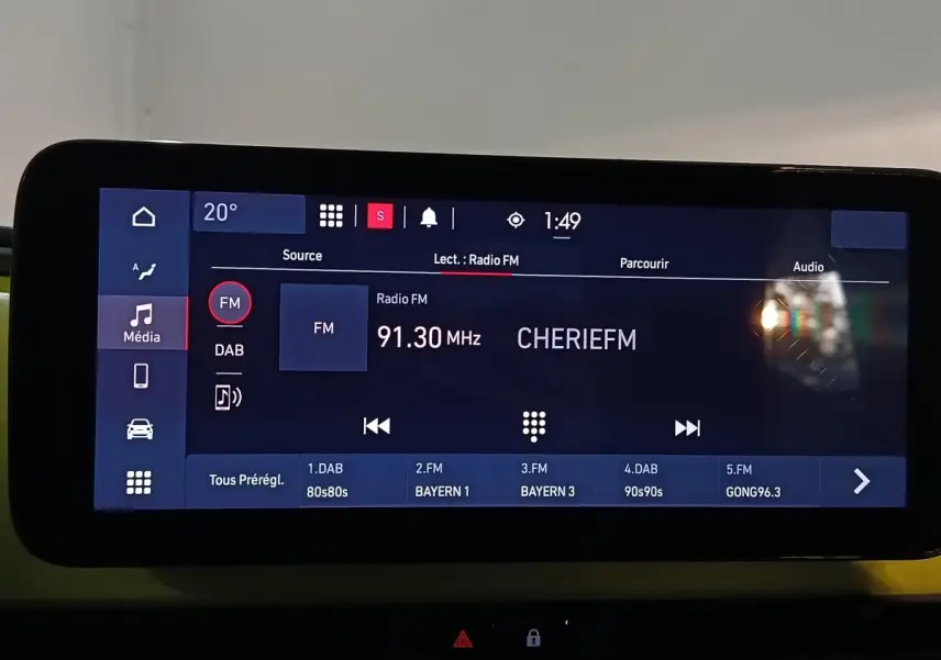 Écran tactile central de la FIAT 500 BEV 24KWH 2024 affichant la radio FM sur fond noir.