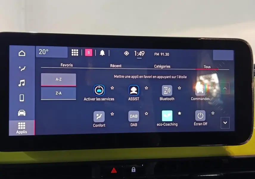 Écran tactile central 26 cm de la FIAT 500 BEV 24KWH jaune, affichant les applications du système multimédia.