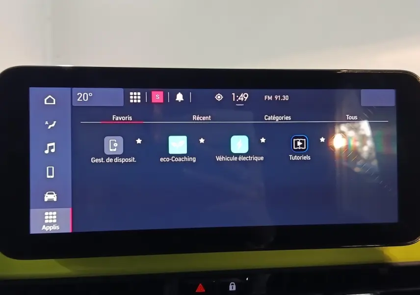 Écran tactile central de la Fiat 500 BEV 24KWH 2024 avec interface d'applications, tableau de bord jaune visible en bas.