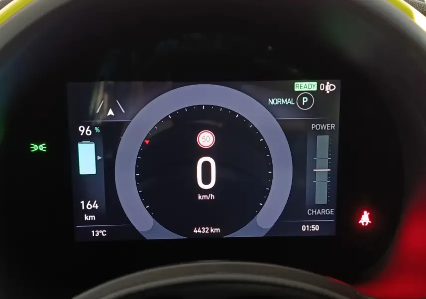 Affichage numérique du combiné d'instruments du Fiat 500 BEV 24kWh montrant la vitesse à 0 km/h et la batterie à 96%.