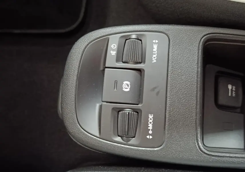 Gros plan sur la console centrale de la FIAT 500 BEV 24KWH 2024, boutons volume et e-mode visibles.