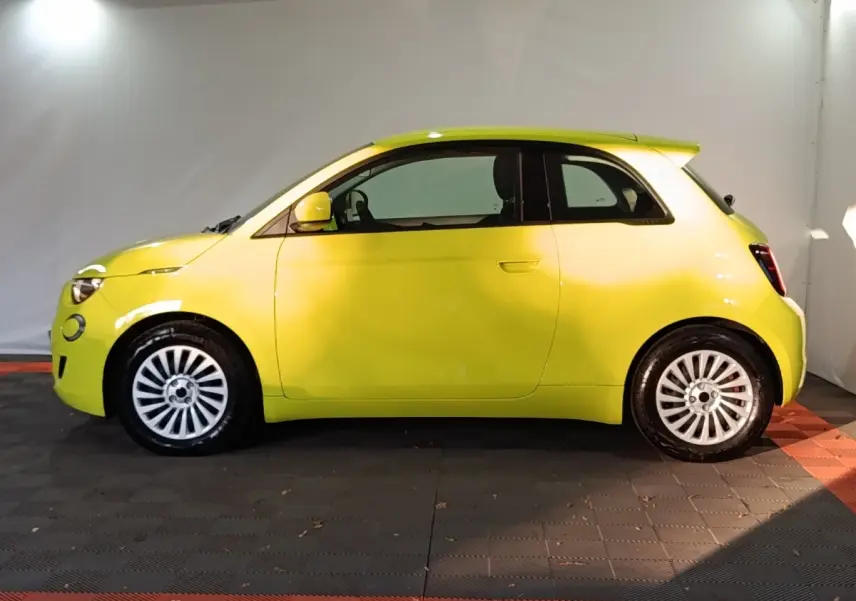 Profil côté gauche d'une FIAT 500 BEV 24KWH jaune 2024, avec jantes blanches et toit arrondi distinctif.