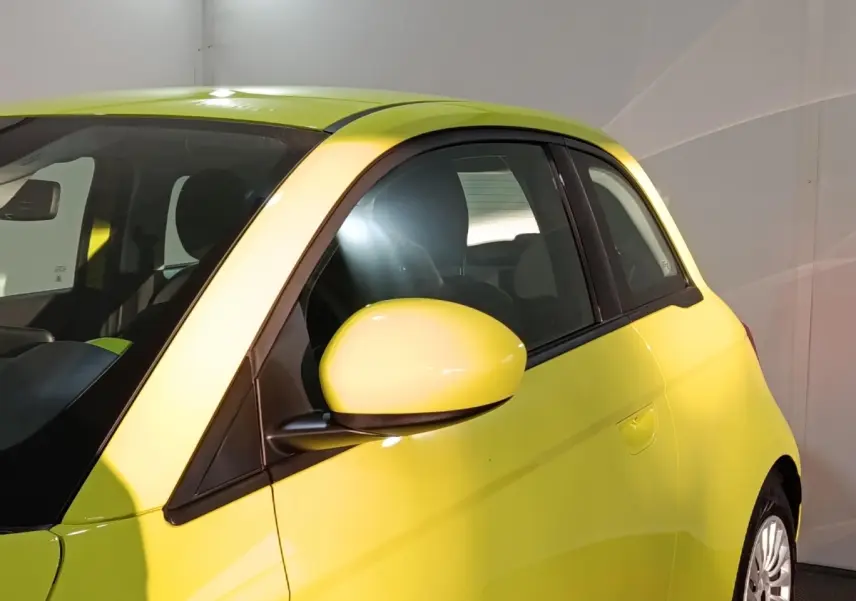 Vue côté gauche rapprochée d'une FIAT 500 BEV 24KWH jaune électrique, mettant en valeur la portière et le rétroviseur.