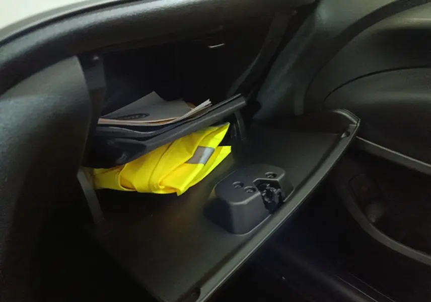 Gant de sécurité jaune visible dans la boîte à gants ouverte côté passager d'une Fiat 500 BEV 24KWH 2024.