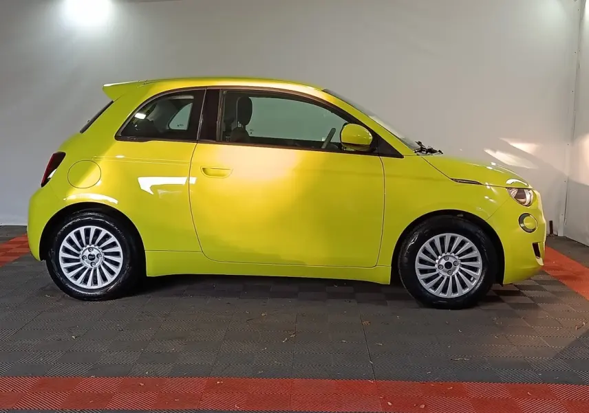 Profil côté gauche d'une FIAT 500 BEV 24KWH électrique jaune vif, avec jantes alliage et toit spoiler visible.