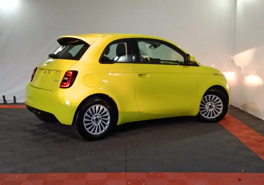 Fiat 500 BEV 24KWH jaune vue de profil côté droit, avec jantes argentées et toit avec petit spoiler noir.