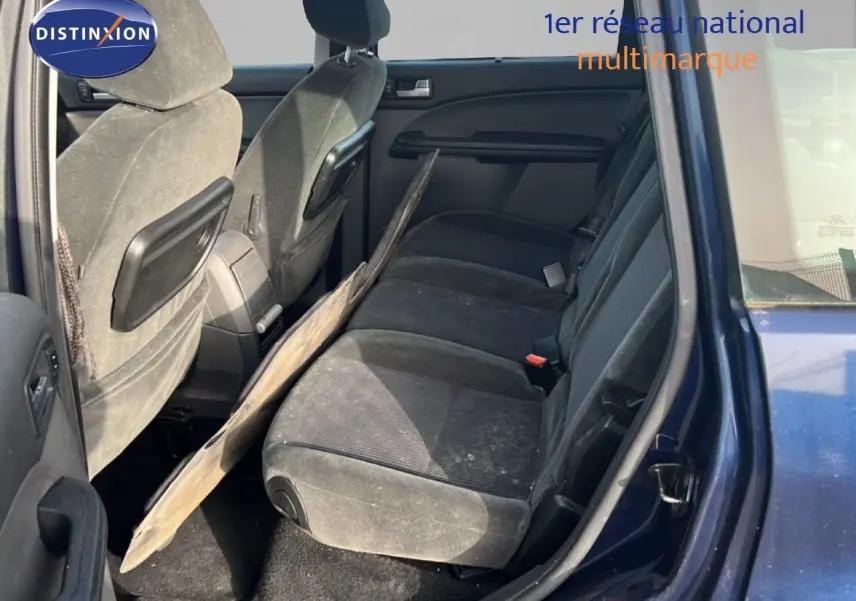 Vue intérieure côté droit montrant la banquette arrière en tissu gris foncé d’un Ford C-MAX bleu foncé 2005.