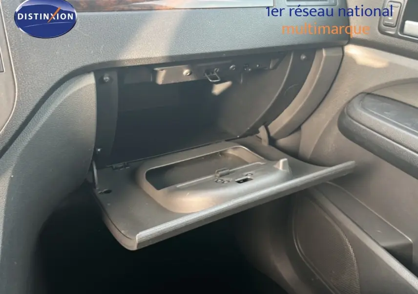 Gros plan sur la boîte à gants ouverte côté passager d’un Ford C-MAX bleu foncé métal de 2005.