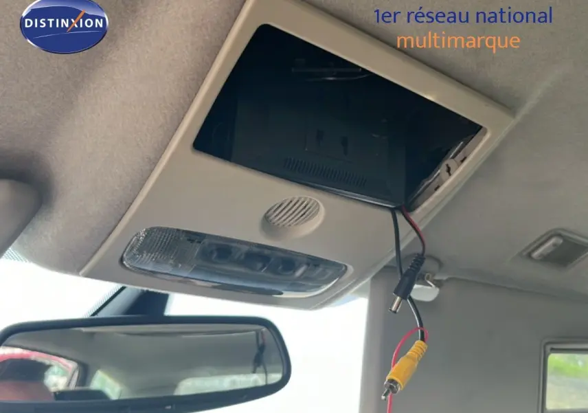 Vue intérieure du plafond avant d'une Ford C-MAX bleu foncé de 2005, avec câbles visibles et rétroviseur central.
