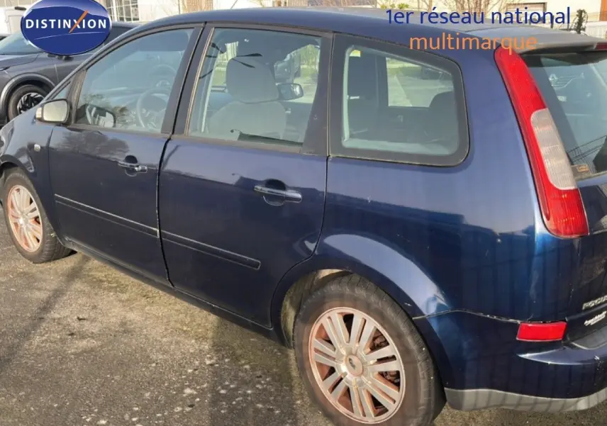 Vue latérale droite d'une Ford C-MAX 1.6 TDCI 110CH Ghia bleu foncé métal de 2005 avec jantes alliage et cinq portes.