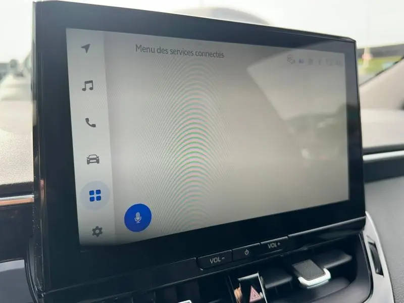 Écran tactile central affichant le menu des services connectés dans l'habitacle d'une Toyota Corolla noire 2025.