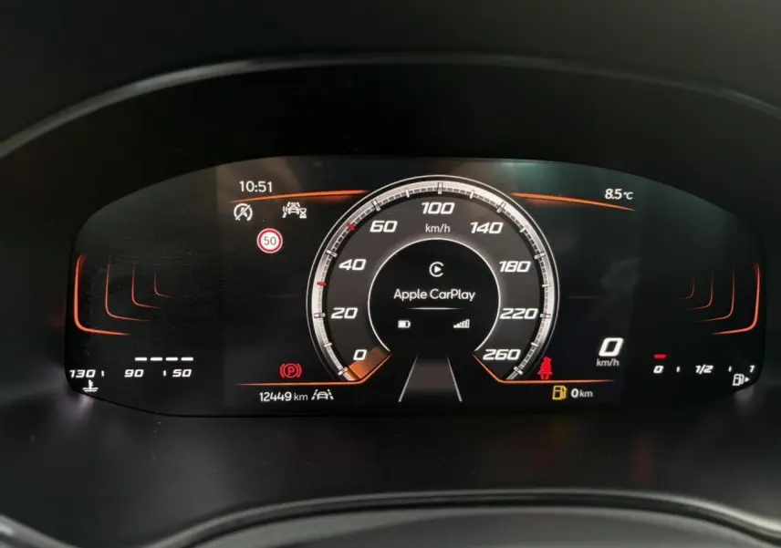 Tableau de bord digital du SEAT Arona TSI 115 Xpérience affichant Apple CarPlay et vitesse à 0 km/h.