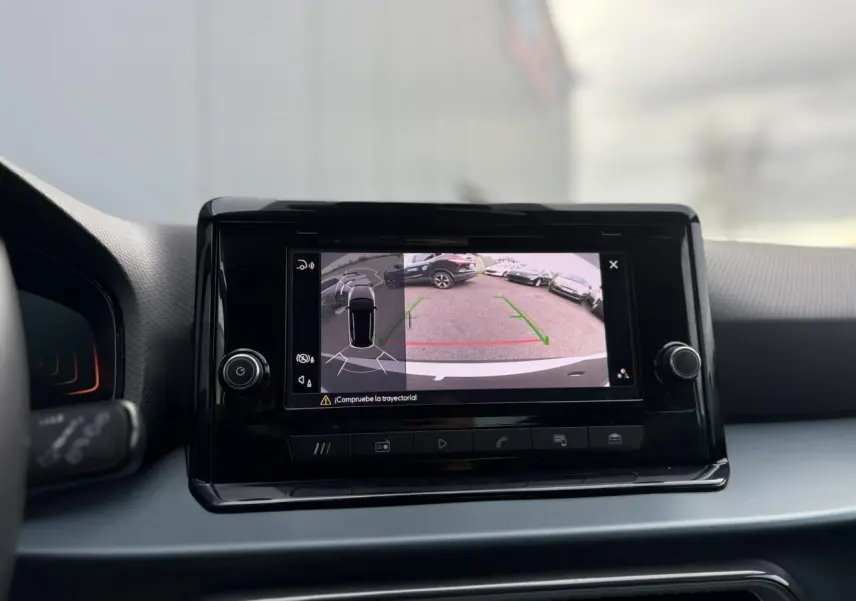 Écran central de la SEAT Arona montrant la caméra de recul avec guidage dynamique en stationnement.
