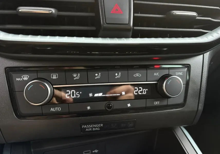 Gros plan sur la console centrale de la SEAT Arona TSI 115 Xpérience avec climatisation automatique bi-zone affichant 20,5° et 22°