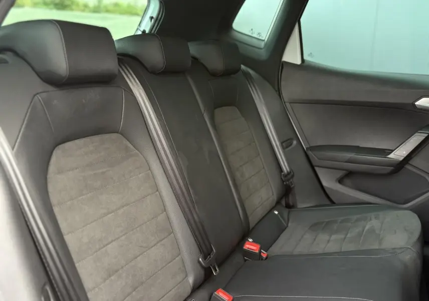 Vue côté droit des sièges arrière en tissu noir et alcantara du SEAT Arona TSI 115 Xpérience 2025.